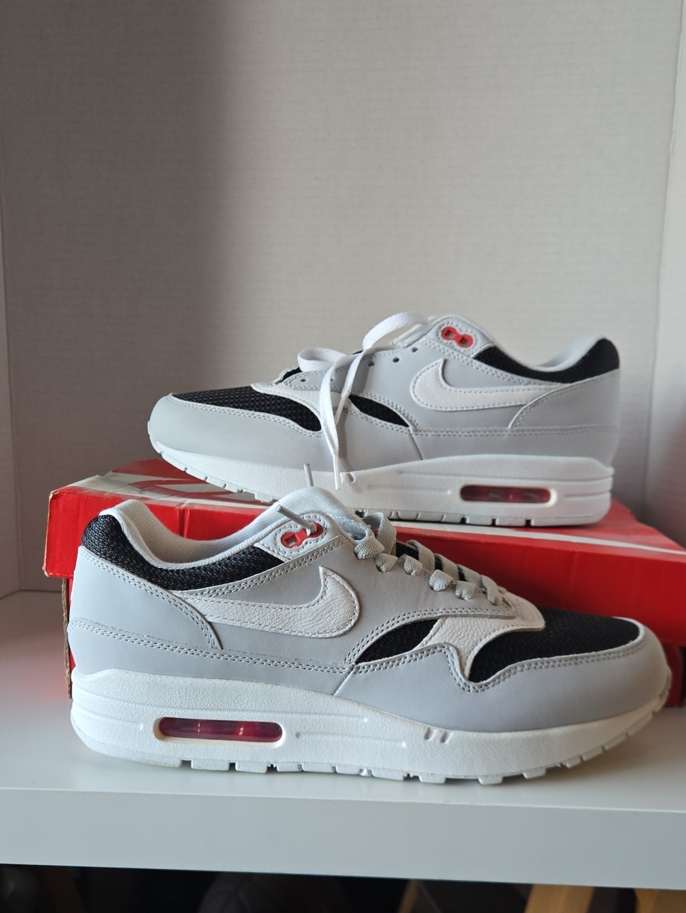 NEW Nike White, Black & Red Air Max Style Sneakers